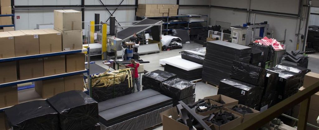 Een magazijn van IFG waar op je kunt zien hoe medewerkers aan het werken zijn